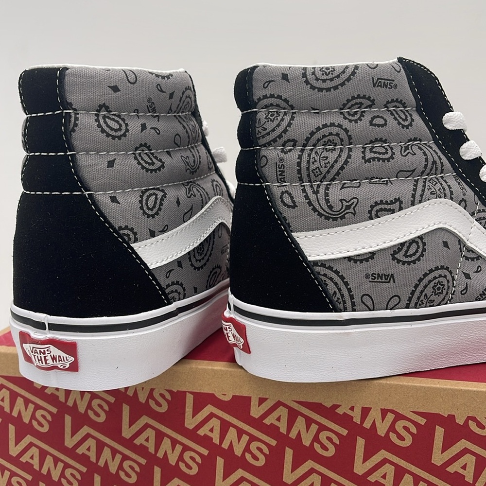 Vans Men’s Sk8-Hi Paisley Gray/True White
VN0005U9BGJ
Sneakerss - Picture 14 of 16